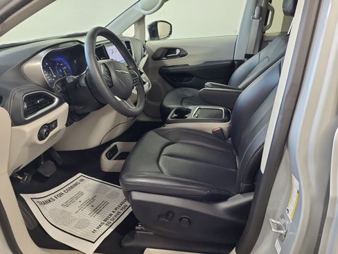 Used 2024 Chrysler Pacifica Touring-L w/ Uconnect Theater Family Group FWD image 7