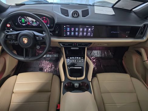 Certified 2025 Porsche Cayenne E-Hybrid Coupe AWD/4WD image 18