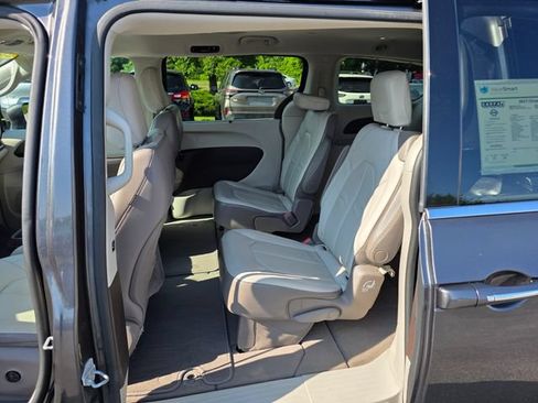 Used 2017 Chrysler Pacifica Touring-L w/ Tire & Wheel Group FWD image 18