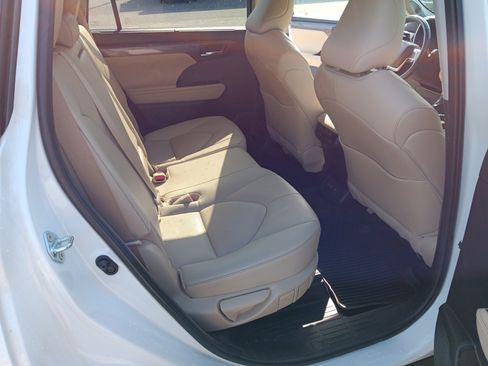 Used 2023 Toyota Highlander Limited FWD image 18