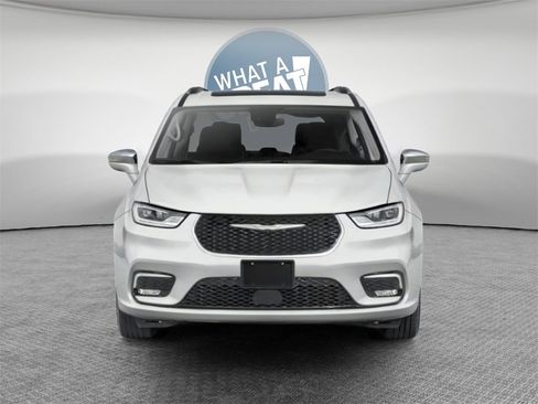 New 2023 Chrysler Pacifica Limited w/ Uconnect Theater Family Group image 8