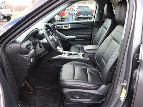 Used 2022 Ford Explorer XLT w/ Equipment Group 202A image 4