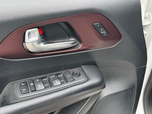 Used 2020 Chrysler Pacifica Touring-L image 40