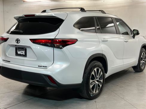 Used 2023 Toyota Highlander XLE AWD/4WD image 6