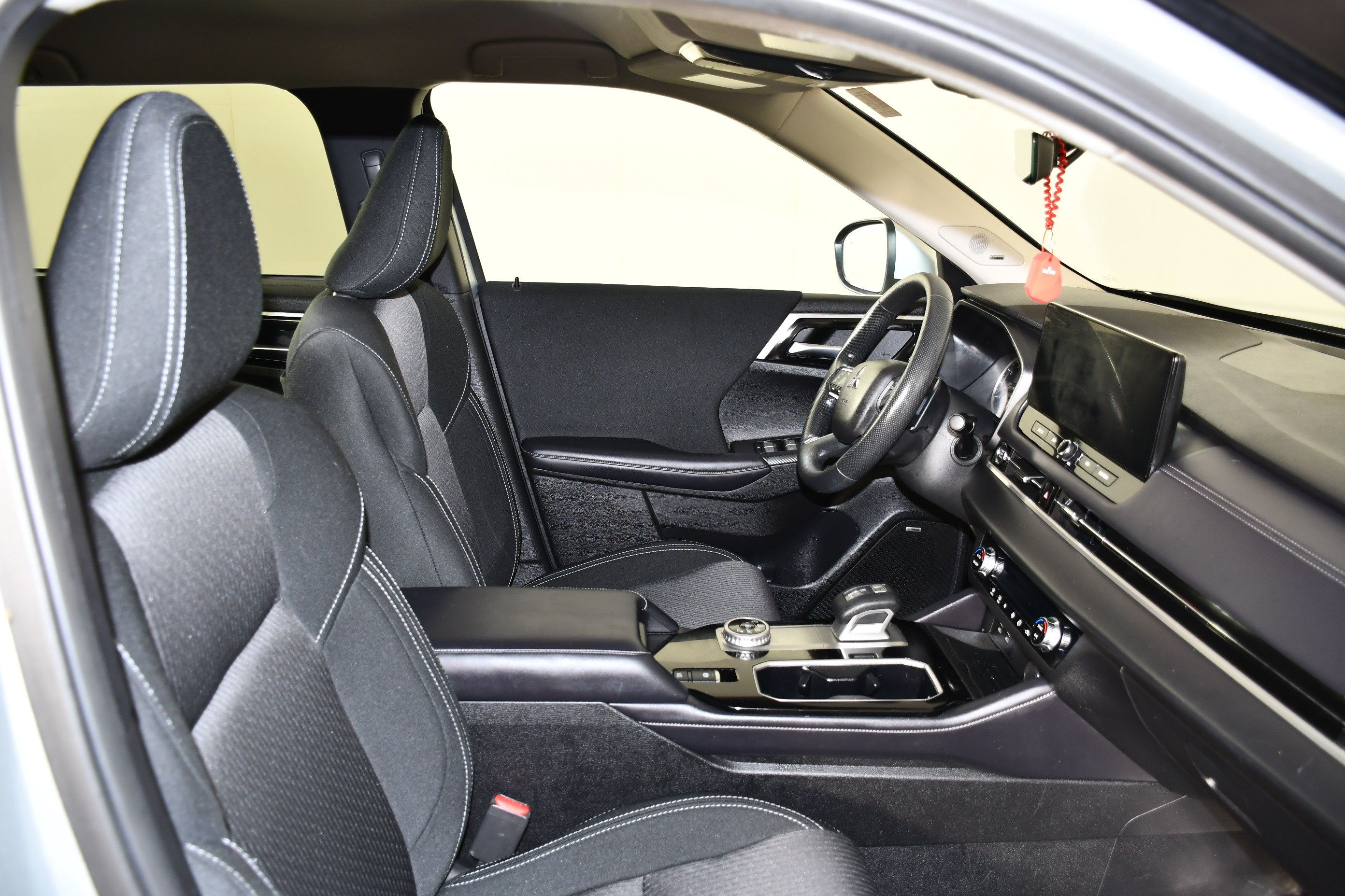 Used 2025 Mitsubishi Outlander ES FWD image 31