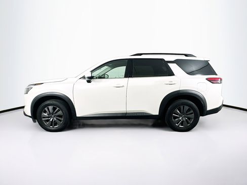 Used 2024 Nissan Pathfinder SV image 4