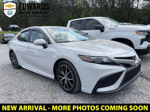 Used 2022 Toyota Camry SE image 1