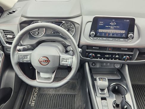 Used 2025 Nissan Rogue SV image 31