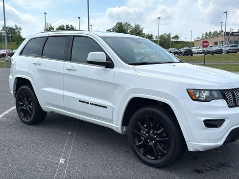 Used 2021 Jeep Grand Cherokee Laredo X AWD/4WD image 2