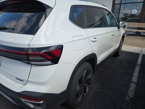 Used 2025 Volkswagen Taos SE image 2