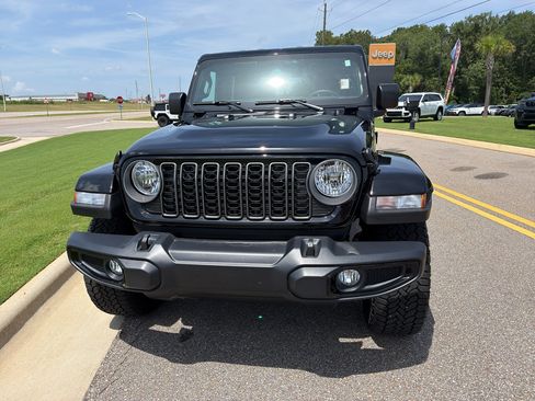Certified 2025 Jeep Gladiator Sport AWD/4WD image 11