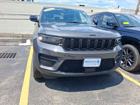 Used 2023 Jeep Grand Cherokee Altitude AWD/4WD image 3