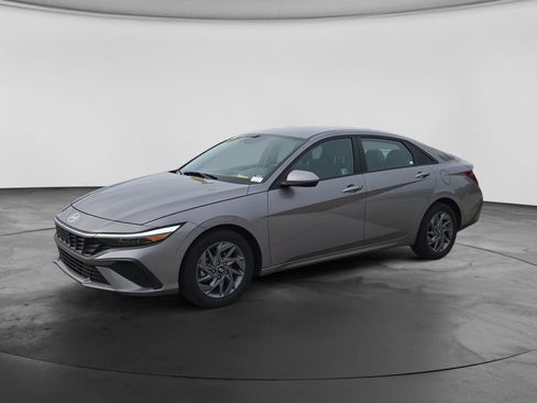 Used 2024 Hyundai Elantra SEL FWD image 5