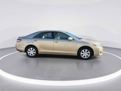 Used 2011 Toyota Camry LE image 9