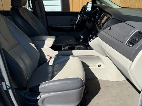 Used 2017 Kia Sedona LX w/ LX Essentials Premium Package image 15