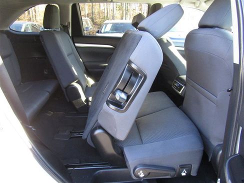 Used 2019 Toyota Highlander LE image 36