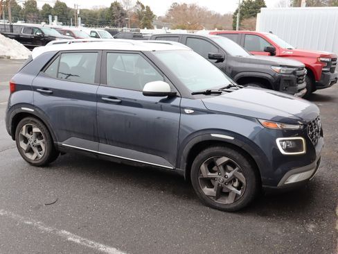 Used 2022 Hyundai Venue Limited image 13