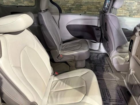 Used 2019 Chrysler Pacifica Touring-L Plus w/ Advanced Safetytec Group FWD image 32