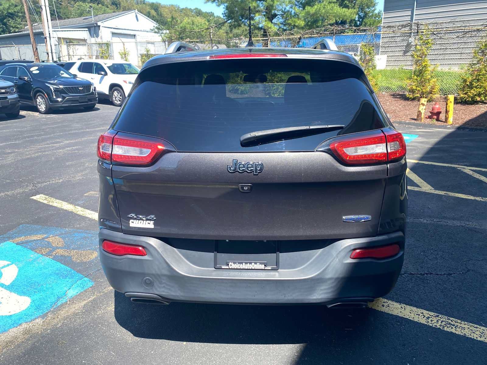 Used 2017 Jeep Cherokee Latitude w/ Cold Weather Group AWD/4WD image 10