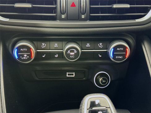 Used 2024 Alfa Romeo Giulia Veloce image 14