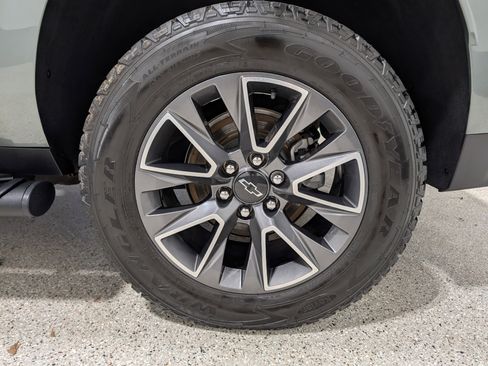 Used 2023 Chevrolet Suburban Z71 w/ Luxury Package AWD/4WD image 12