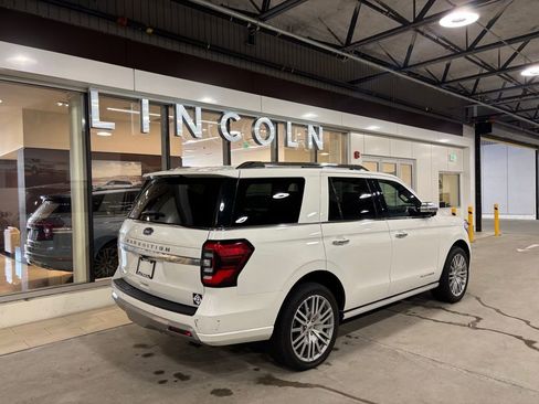 Used 2023 Ford Expedition Platinum AWD/4WD image 2