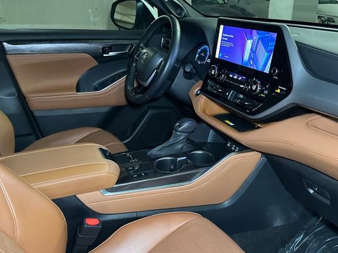 Used 2023 Toyota Highlander Platinum image 12