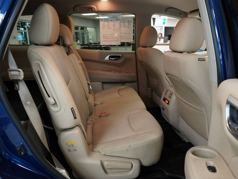 Used 2019 Nissan Pathfinder SV image 29