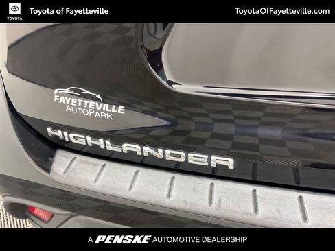 Used 2023 Toyota Highlander XLE image 3