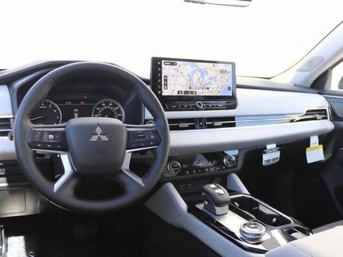 New 2025 Mitsubishi Outlander SE image 3