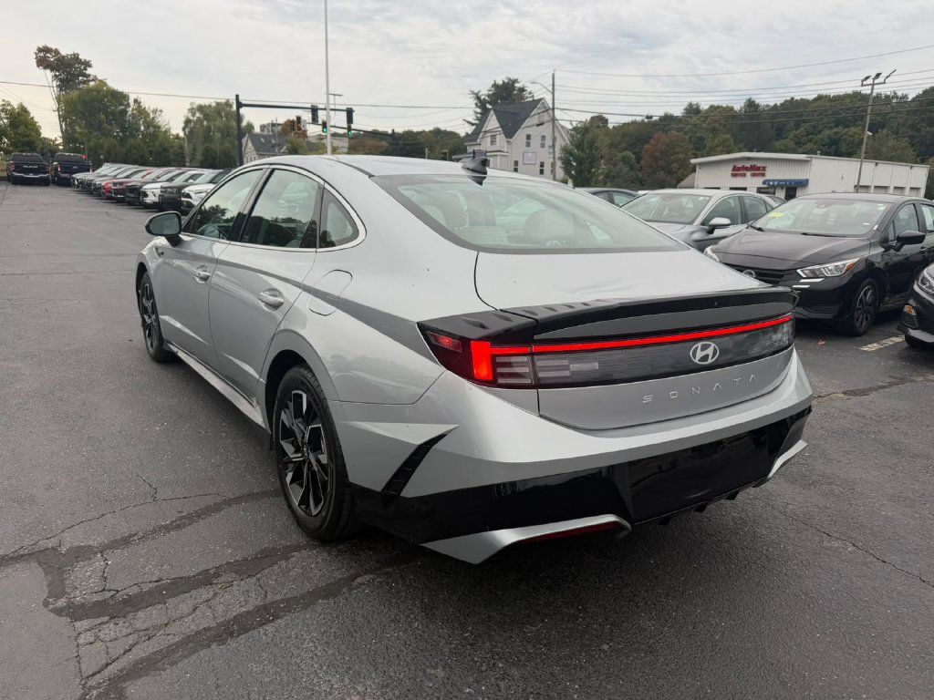 Used 2024 Hyundai Sonata SEL FWD image 3