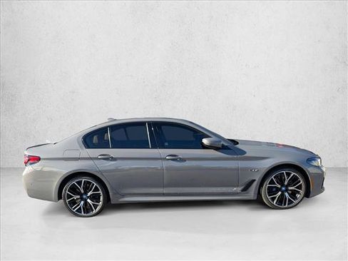 Used 2022 BMW 530e w/ Premium Package image 5