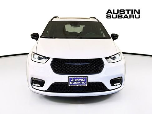 Used 2024 Chrysler Pacifica Limited w/ S Appearance Package image 2