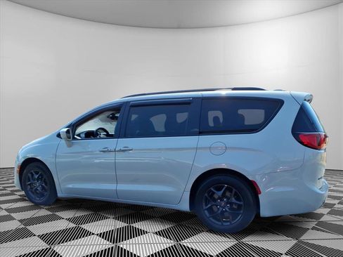 Used 2020 Chrysler Pacifica Touring-L Plus image 8