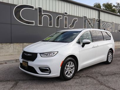 Used 2023 Chrysler Pacifica Touring-L