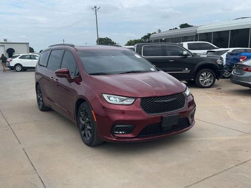 Used 2021 Chrysler Pacifica Touring w/ S Appearance Package FWD image 2