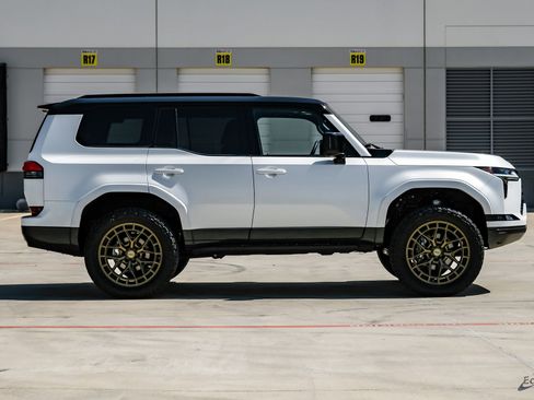 Used 2025 Lexus GX 550 w/ Accessory Package (2T) image 19