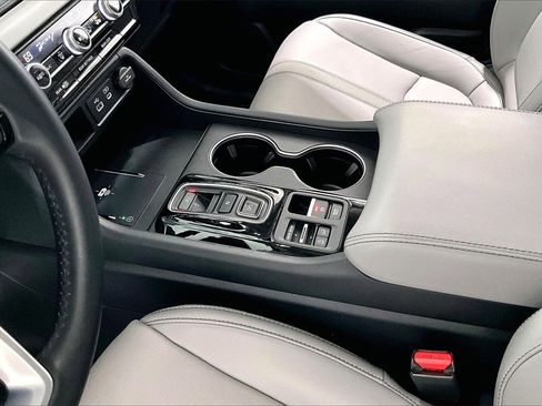 Used 2024 Honda Pilot Touring image 17