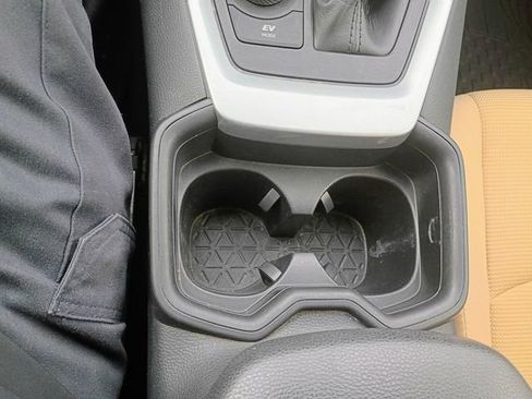 Used 2019 Toyota RAV4 LE w/ Carpet Mat Package image 27