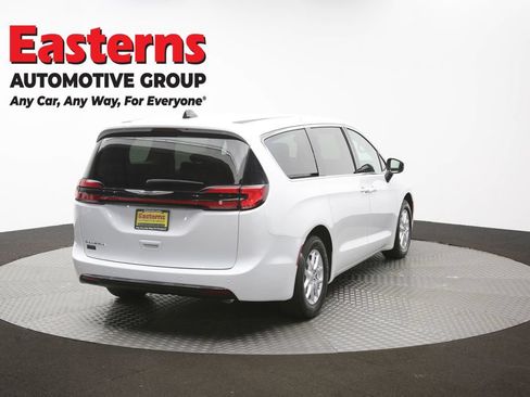 Used 2023 Chrysler Pacifica Touring-L FWD image 41