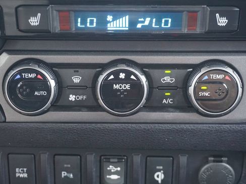 Used 2017 Toyota Tacoma TRD Off-Road AWD/4WD image 14