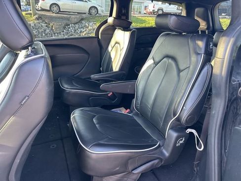 Used 2025 Chrysler Pacifica Limited image 10