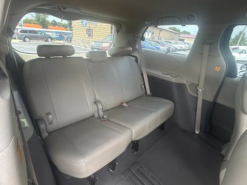 Used 2011 Toyota Sienna XLE FWD image 25