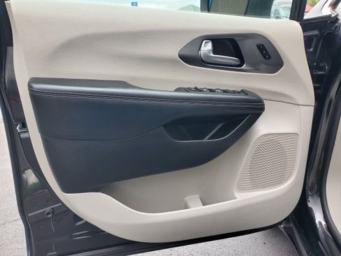 Used 2023 Chrysler Pacifica Touring-L FWD image 13
