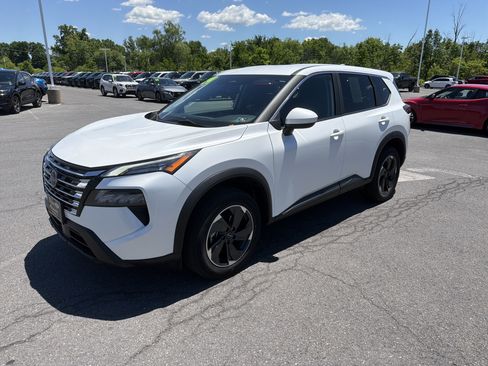Used 2024 Nissan Rogue SV AWD/4WD image 8