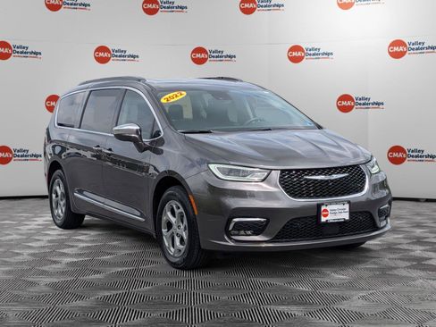 Used 2022 Chrysler Pacifica Limited AWD/4WD image 3