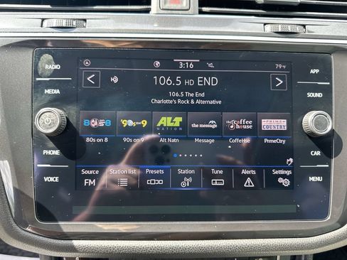 Used 2021 Volkswagen Tiguan SE w/ Panoramic Sunroof Package FWD image 22