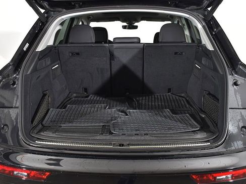 Used 2020 Audi Q5 e Prestige w/ Prestige Package image 5