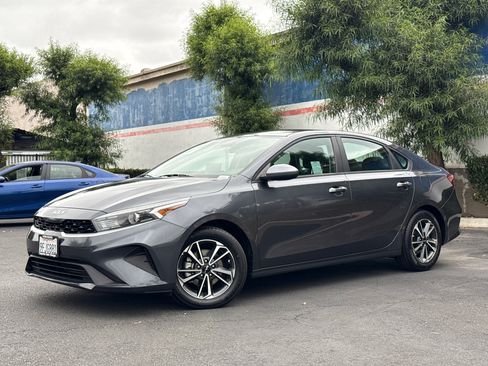 Used 2023 Kia Forte LXS FWD image 2