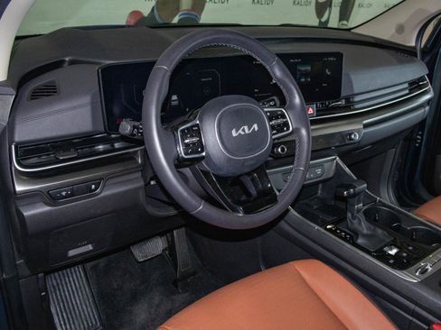 Used 2025 Kia Carnival SX Prestige image 6